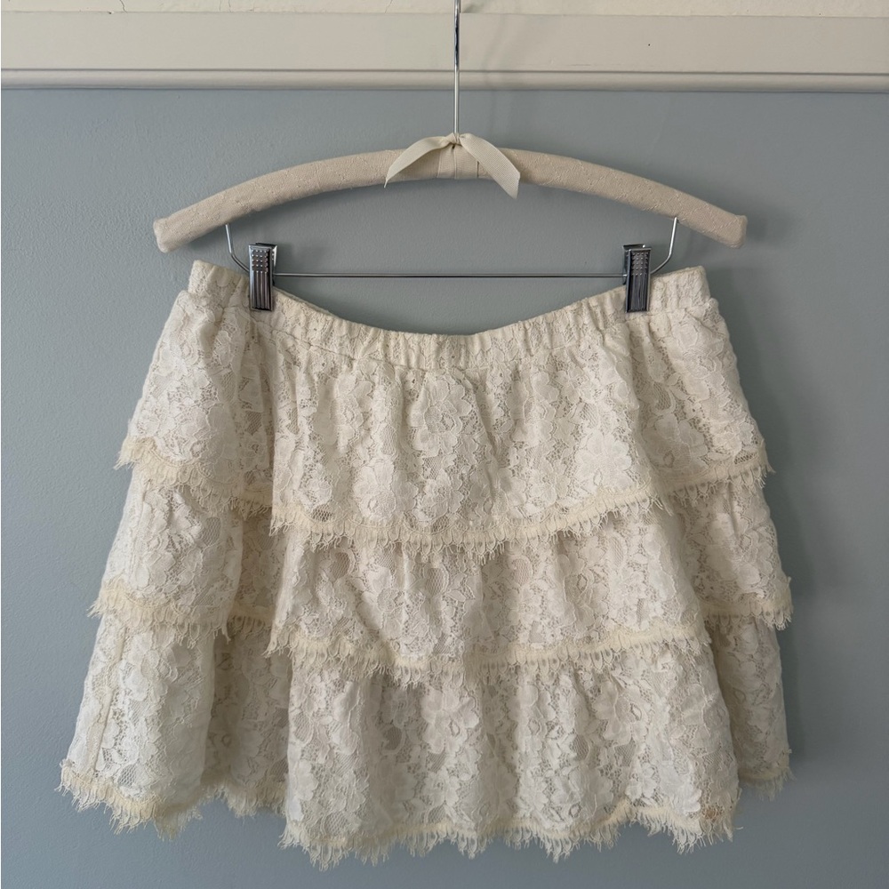 EUC - BCBGMaxAzria Off White Tiered Mini Skirt (L)